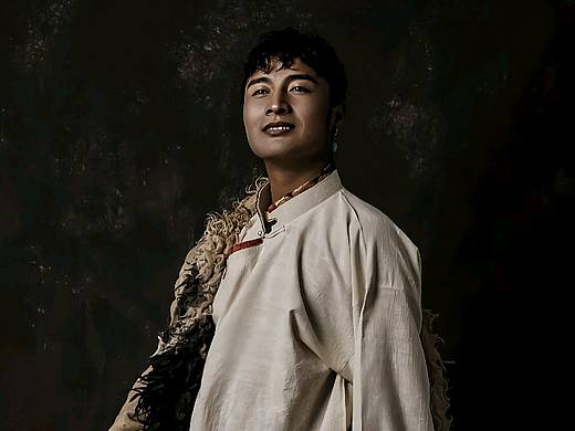 藏族歌手久巴写真照