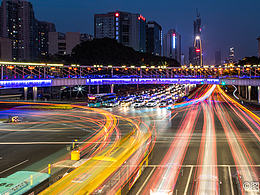 深圳“春花天桥”，耗资5000万打造的人工天桥，夜景美不胜收。