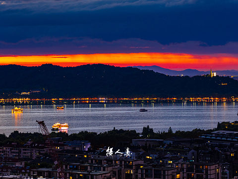 #看杭州# 晚霞下的西湖、宝石山、保俶塔