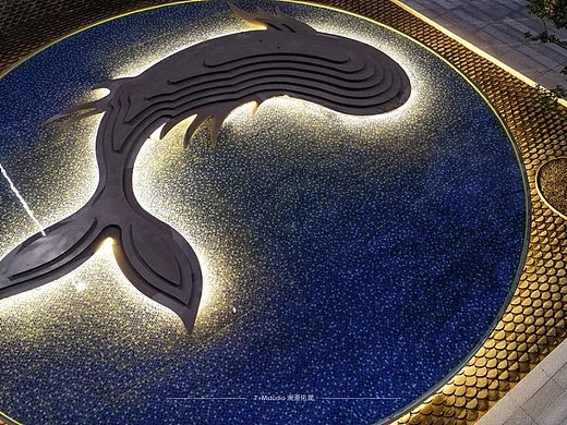 鱼建筑充分融入国画水墨山痕,以黑,白,灰三种主要色彩高尔夫球场古