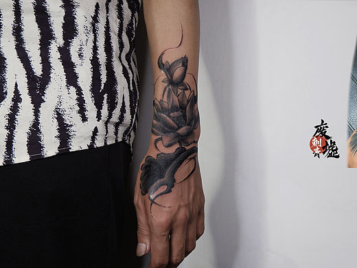 昆明纹身 遮盖修改荷花 废墟刺青