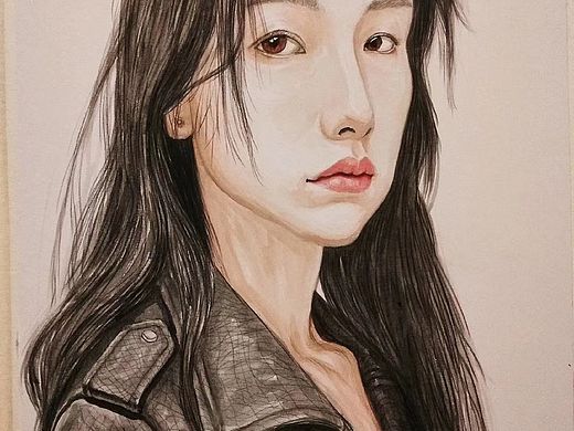 《穿皮衣的女明星》