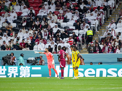 2022年卡塔尔世界杯开启第一天，揭幕战中球员飒爽身姿