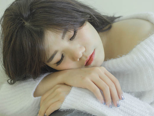 她是睡前那杯温热的牛奶,雨后飘起的白雪,窝在沙发上的猫。