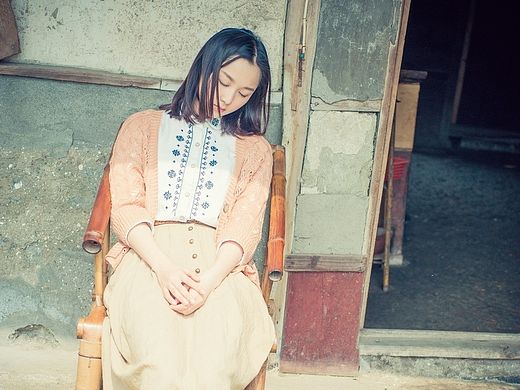 走在乡间的小路上