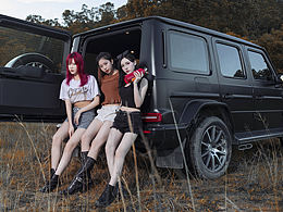  也不知道是车好看，还是人好看？