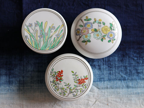 景德镇手绘古彩花草纹盖盒