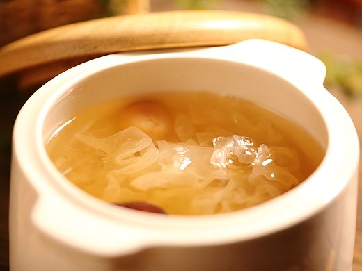 雪燕桃胶和皂角米 都是女生喜欢的食材