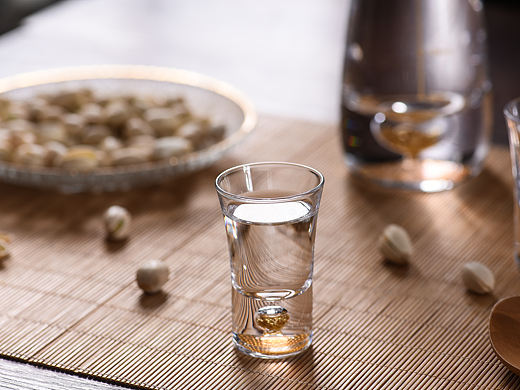 酒杯拍攝（個(gè)人主頁(yè)-ZMzE4OTU2NDA=） - 產(chǎn)品攝影 - 站酷設(shè)計(jì)師冰丸子1234原創(chuàng)素材 - 站酷ZCOOL