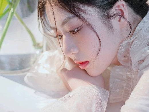 怀有心事的少女