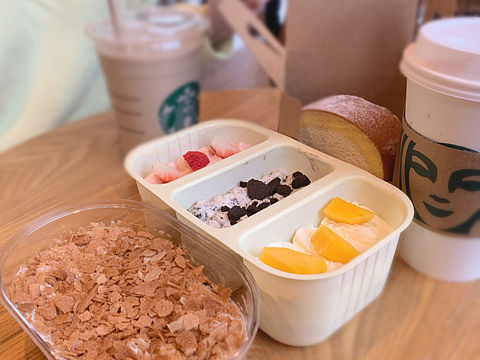 戴口罩去喝星巴克啦!