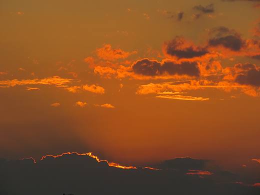 橘黄色的日落吞没在海平线~