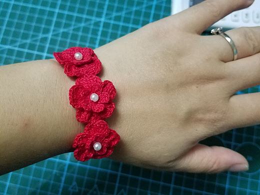 钩的手链,几十条,送给了老师和孩子们。