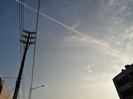 飞机云划过的晴空