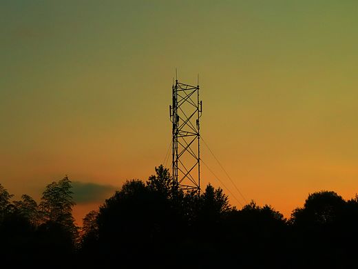 远方的信号塔。