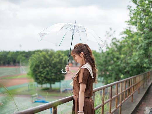 一个人容易想太多， 想太多容易一个人。 出镜:77