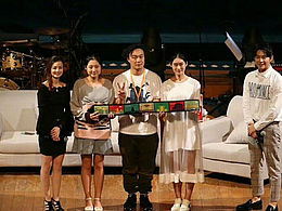 大学作品，两年后与Eason合照