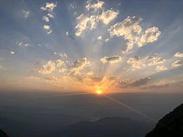 儿童节晚上冒雨爬了泰山，哈哈哈，拍到神仙颜值的日出