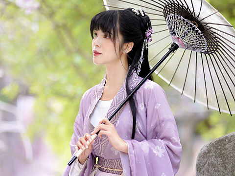 初春烟雨后，碧空拂云袖