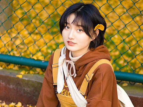 “你看，学校的银杏都落了”