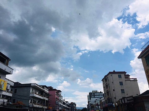 天空与房子