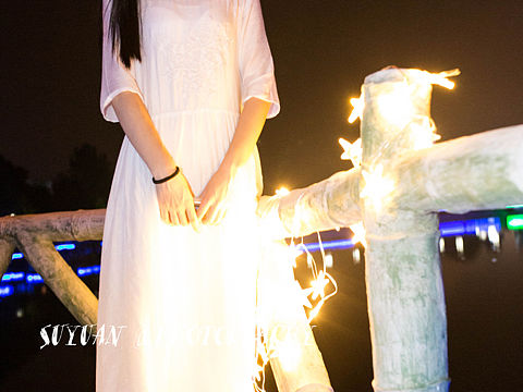 夜景人像 孫曉涵（個(gè)人主頁(yè)-ZMTc1ODcxNDA=） - 人像攝影 - 站酷設(shè)計(jì)師小蘇愛(ài)吃魚(yú)原創(chuàng)素材 - 站酷ZCOOL