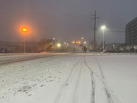 路口下雪了（個人主頁-ZNDI2OTIxMjQ=） - 人文/紀(jì)實攝影 - 站酷設(shè)計師很不開心原創(chuàng)素材 - 站酷ZCOOL