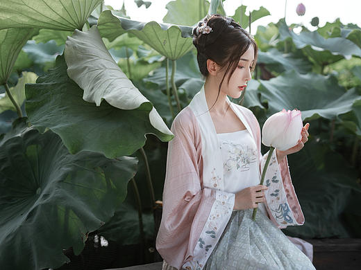 汉服写真 | 从此处处苍翠，都似你裙边。
