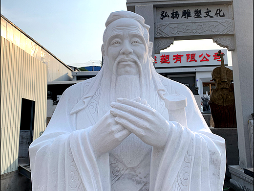万世师表孔子雕像双手交叉在胸前有什么含义？
