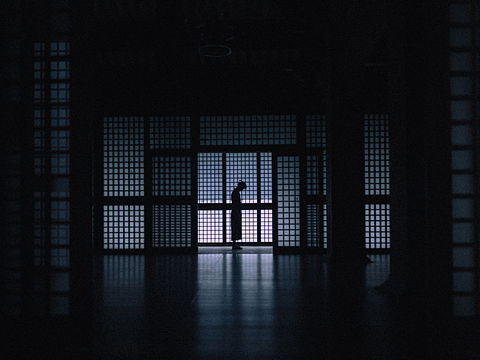 默