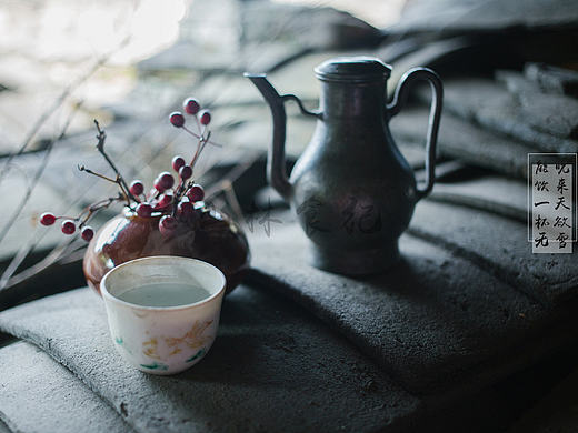 晚来天欲雪，能饮一杯无？