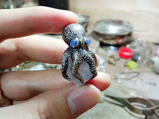 八爪鱼创作过程，方案修改了几次，突出表面机理，寓意八方来财