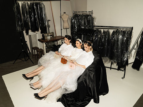 女孩們挑婚紗倒敘（个人主页-ZNTIyNDQ1MjQ=） - 人像摄影 - 站酷设计师戏精模特经纪TJay原创素材 - 站酷ZCOOL