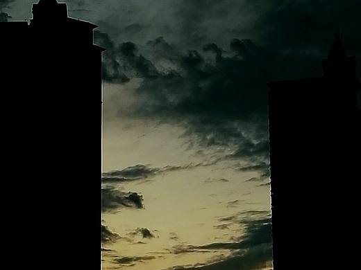 雷雨过后浓墨重彩的晚霞