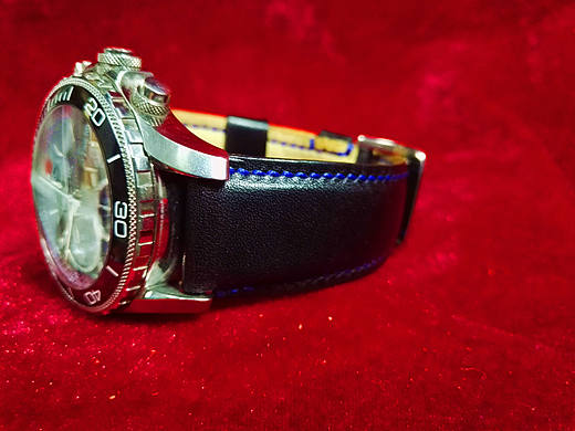 纯手工黑色牛皮表带选用意大利进口皮料（图为表带卡口宽度20mm宽）