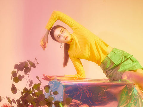 她和花（個人主頁-ZNTM2Nzg2OTY=） - 時尚/藝術(shù)攝影 - 站酷設(shè)計師波塔克視覺原創(chuàng)素材 - 站酷ZCOOL