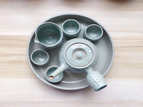 一套侧把茶具