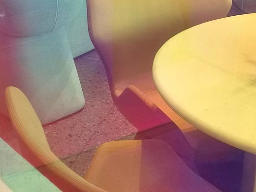 工艺品映照的桌椅