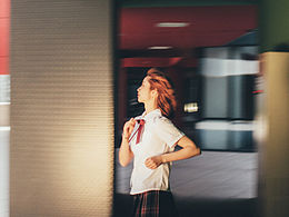 青春是挽不回的水轉(zhuǎn)眼消失在指間