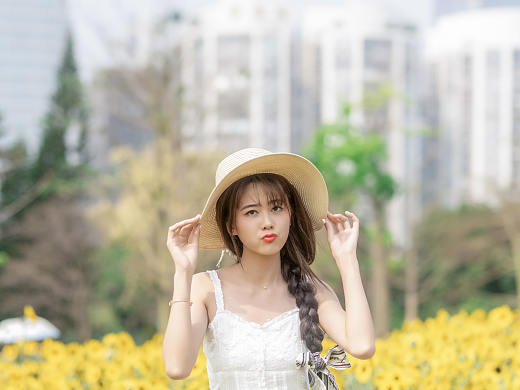 春风让人沉醉，你微笑的样子，是回忆里最美的风景。