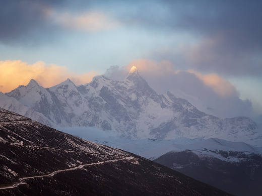 朦胧南迦巴瓦峰