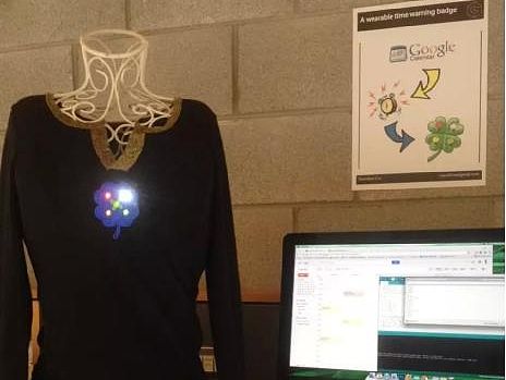 A wearable time warning badge