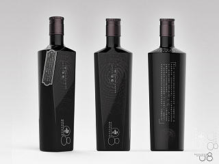 几个暗色调酒瓶