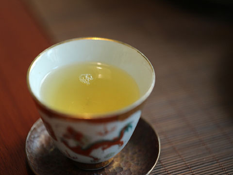 紫砂壶和一杯茶汤