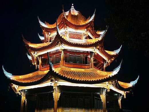 灯光照亮的古建筑