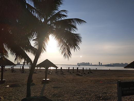 早晨的海边沙滩&雨天乌云密布