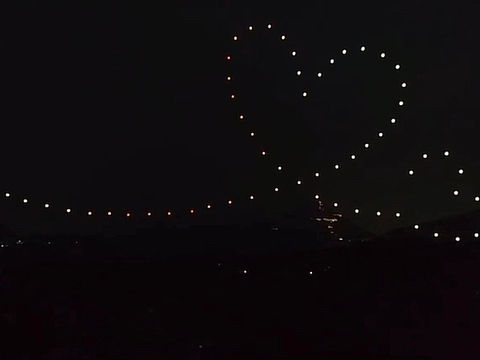 孔明灯无人机表演,会变造型的孔明灯!