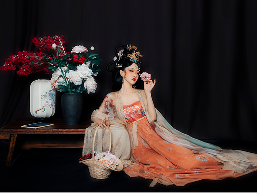 花开花落花相似，人来人往人不同。