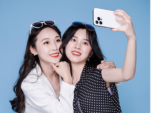 女生逛街购物人物摄影图片【源文件分享】