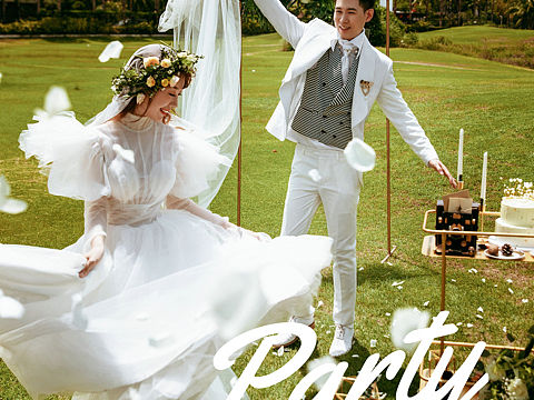 城市草坪🌿清新诗人爱情简约婚纱照（个人主页-ZNTIxMzM2OTY=） - 人像摄影 - 站酷设计师名奢概念全球旅拍原创素材 - 站酷ZCOOL